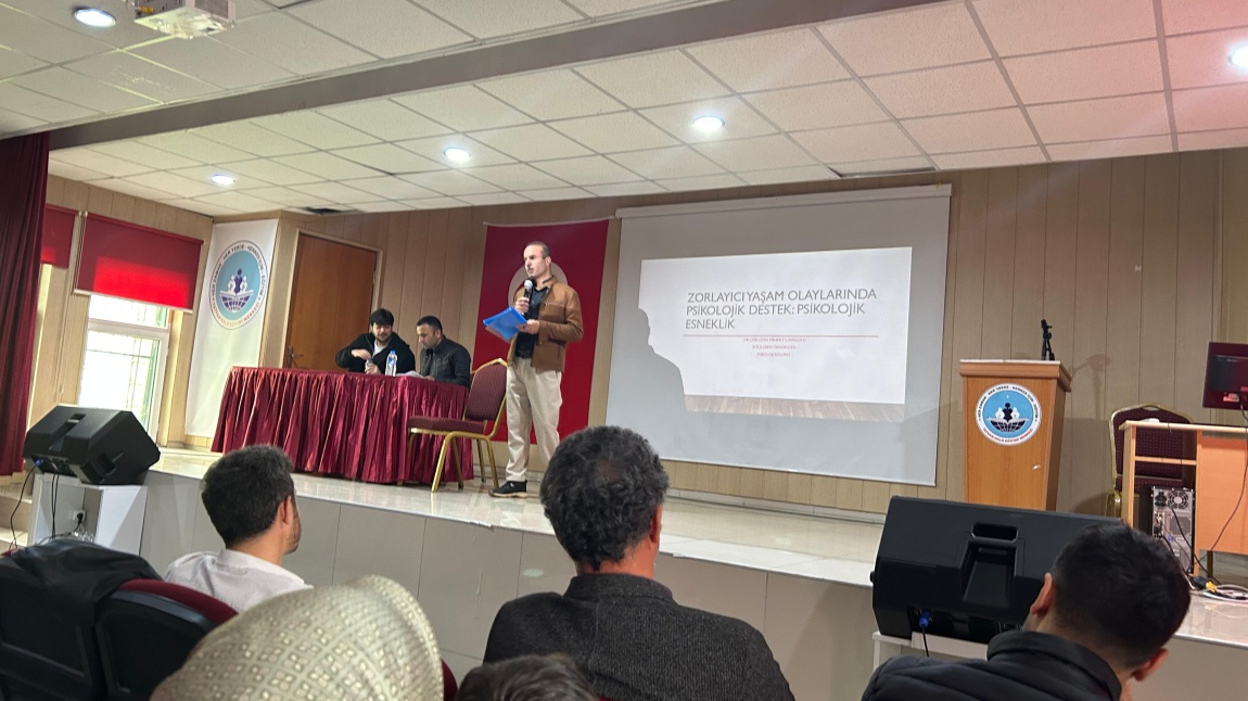 SORUMLULUK BÖLGEMİZDE GÖREV YAPAN REHBERLİK ÖĞRETMEN/ PSİKOLOJİK DANIŞMANLARLA YIL SONU MESLEKİ DAYANIŞMA TOPLANTISI YAPILDI VE BİTLİS EREN ÜNİVERSİTESİ DR. ÖĞR. ÜYESİ MEHMET SIDDIK VANGÖLÜ TARAFINDAN SEMİNER VERİLDİ.